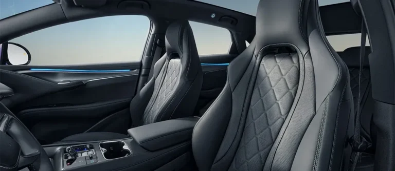 Interior Baris Pertama (Ergonomis & Sporty)